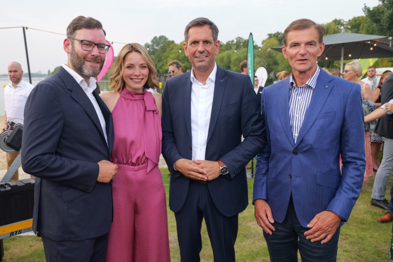 Gruppenfoto von Gästen beim Sofest 2025 Event im Freien