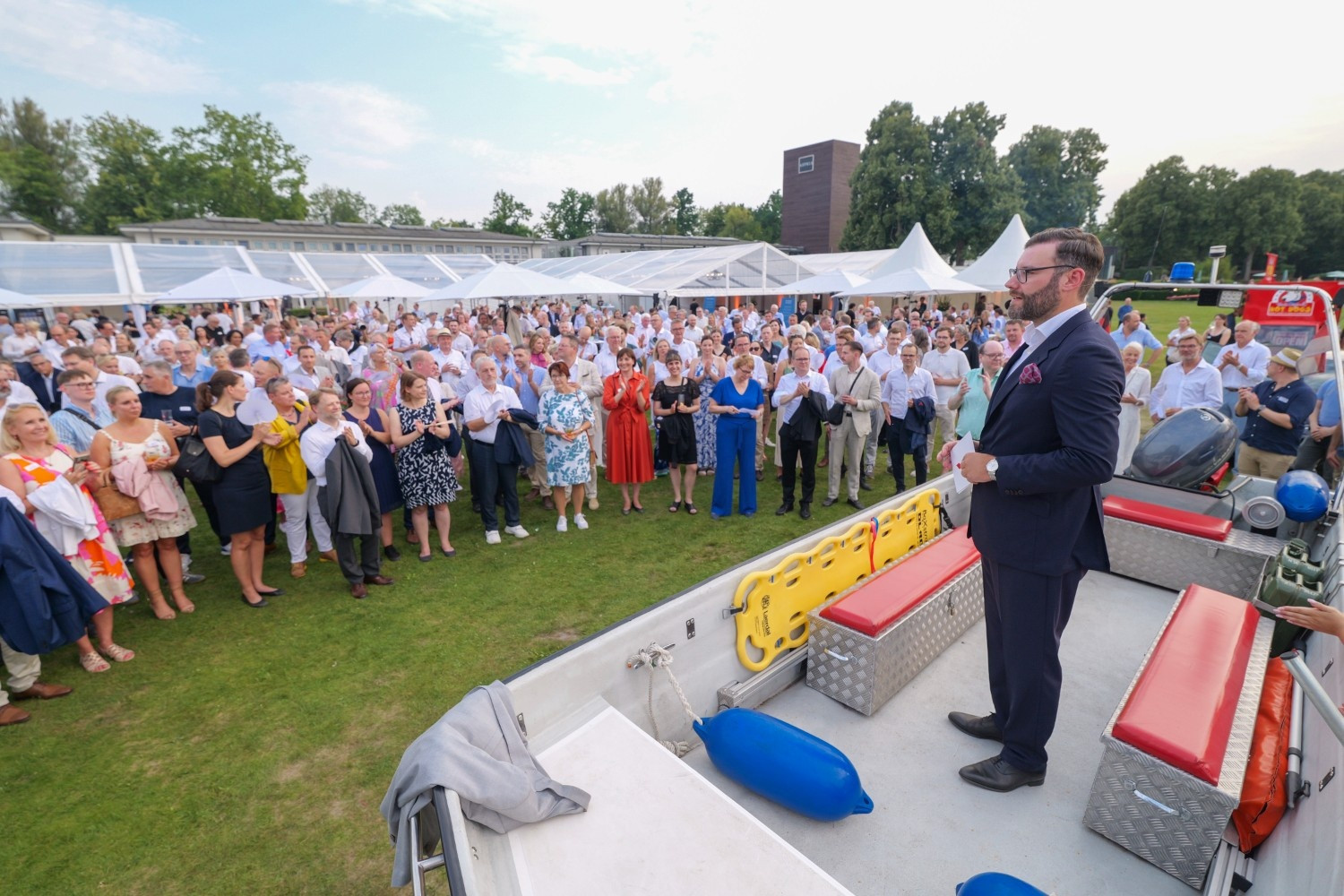 Großes Publikum bei Sofest 25 Jubiläumsfeier im Freien mit Redner auf Bühne