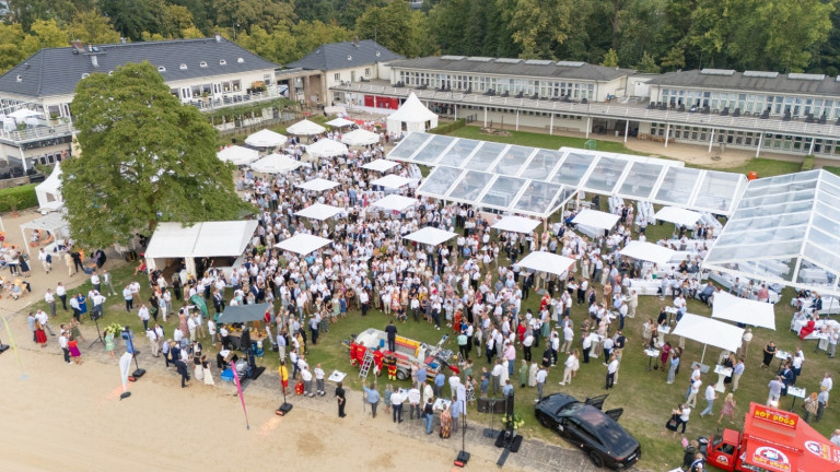 Luftaufnahme vom Sofest 2025 mit vielen Gästen im Außenbereich, weißen Zelten und Pavillons