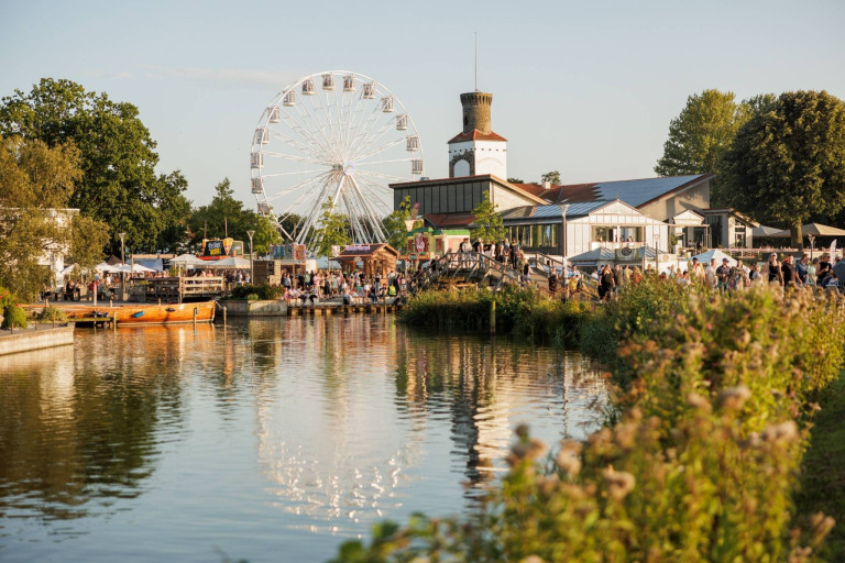 Steinhude mit Festgelände, Riesenrad und Uferpromenade im Sommer