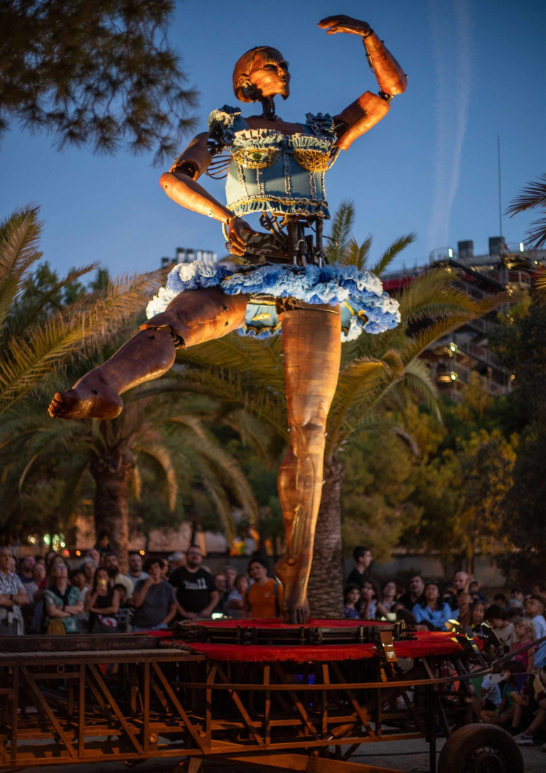Große mechanische Skulptur bei der Maker Faire, umgeben von Besuchern im Freien