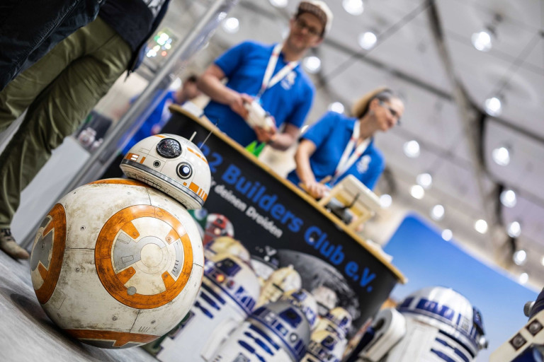 BB-8 und R2-D2 Roboter am Stand des R2 Builders Club e.V. auf der Maker Faire