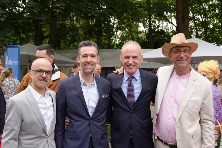 Audi Ascot Renntag 2019 – Gruppenfoto von Teilnehmern Gruppenfoto beim Audi Ascot Renntag 2019 im Freien mit elegant gekleideten Personen