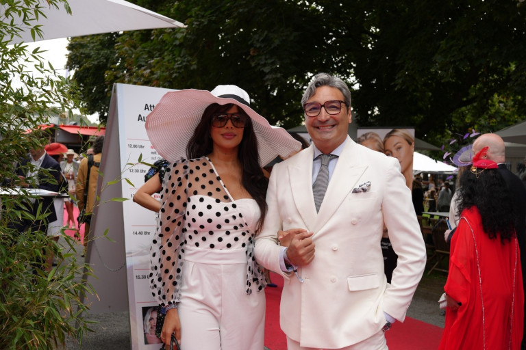 Audi Ascot Renntag 2022 – stilvoll gekleidetes Paar auf dem roten Teppich Elegantes Paar beim Audi Ascot Renntag 2022 auf dem roten Teppich