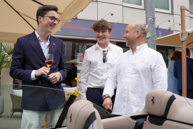 Jubiläumsfeier 40 Jahre Consul Weltreisen mit Gästen vor der Consul Travel Lounge und Cabrio