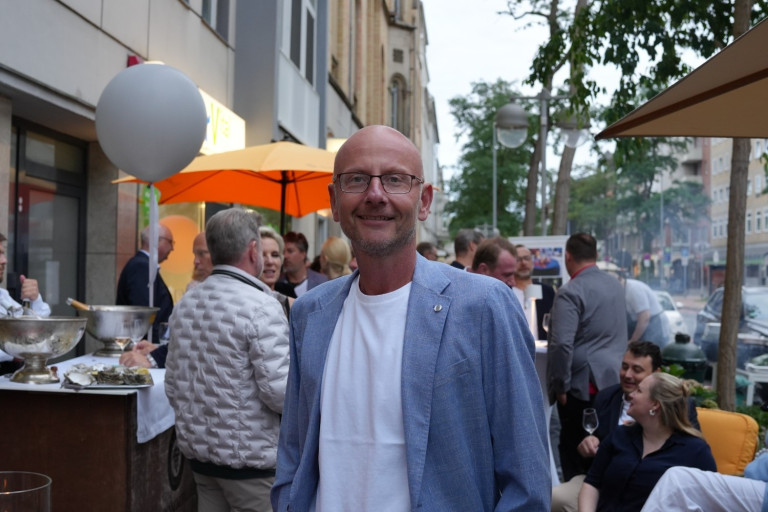 40 Jahre Consul Weltreisen Jubiläumsfeier mit Gästen im Freien