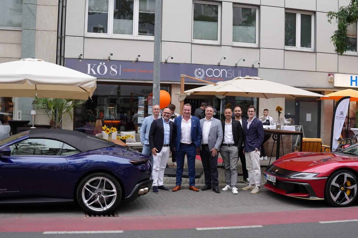 40 Jahre Consul Weltreisen Jubiläum vor dem Consul Reisebüro mit Gästen und Sportwagen