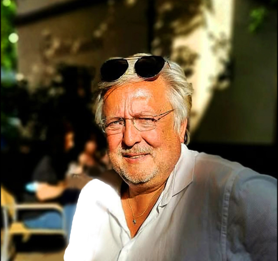 Torsten Lippelt mit Sonnenbrille und weißem Hemd im Freien