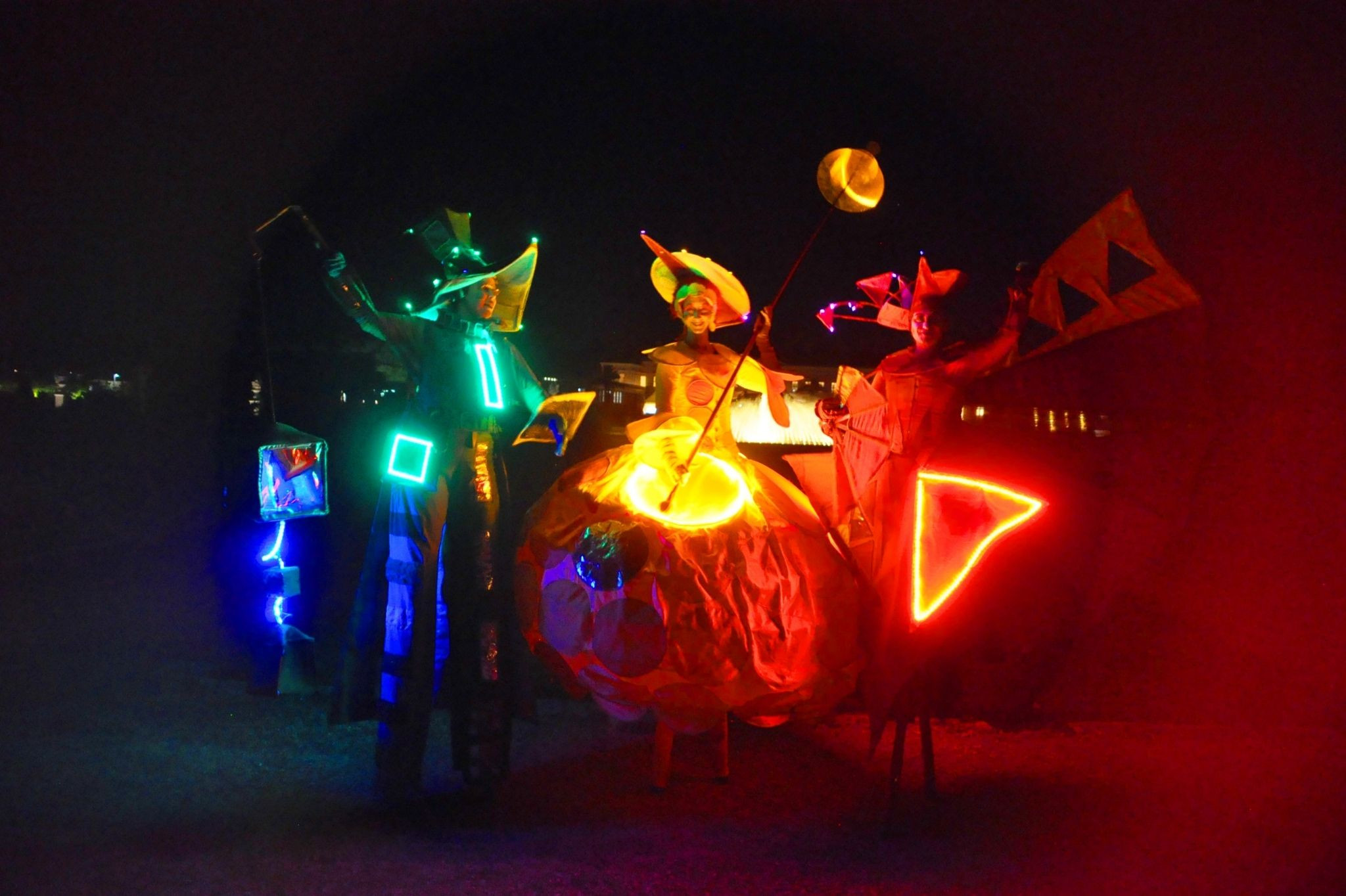 Sommerfest Großer Garten – Künstler in leuchtenden Kostümen bei Nacht Leuchtende Künstler in fantasievollen Kostümen beim Sommerfest im Großen Garten bei Nacht
