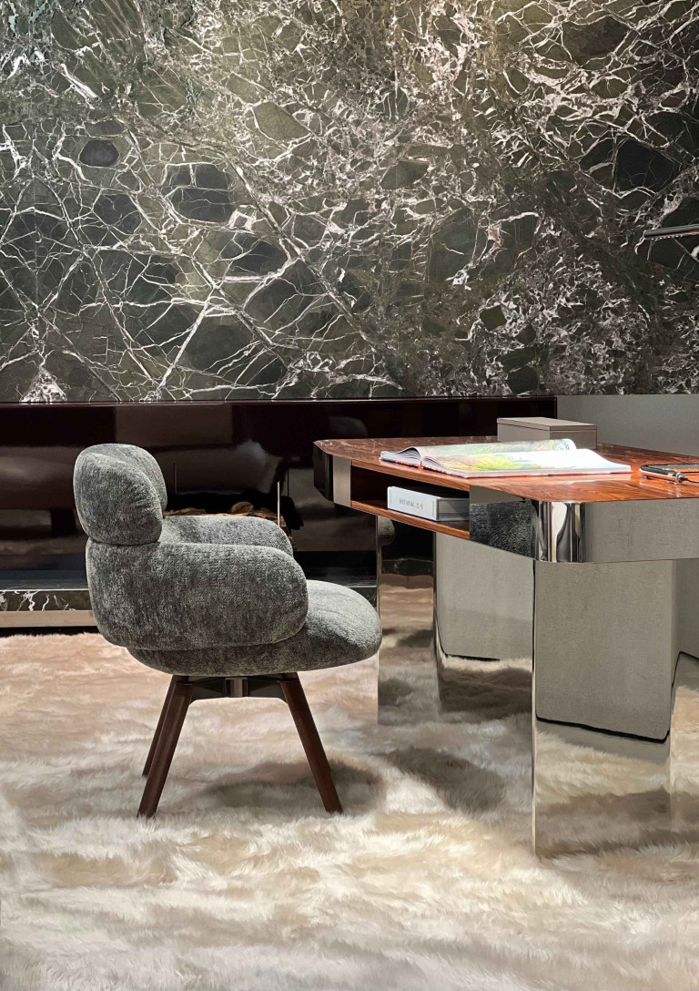Steinhoff Schreibtisch und Designerstuhl vor Marmorwand – luxuriöse Büroeinrichtung Steinhoff moderner Schreibtisch mit Designerstuhl und Marmorwand im luxuriösen Büro