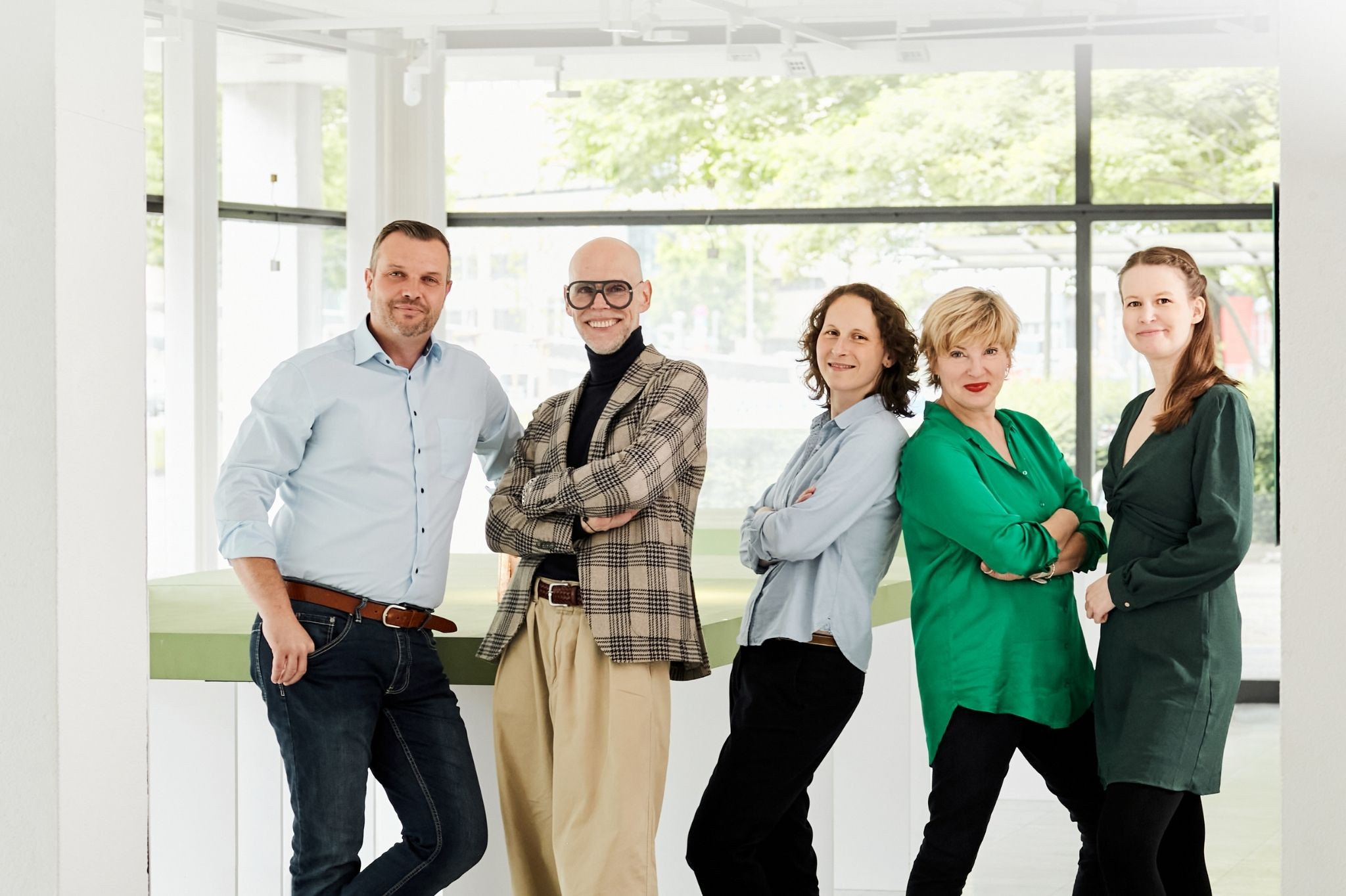 Teamfoto bei Handwerksform in moderner Umgebung Teamfoto in moderner Umgebung bei Handwerksform