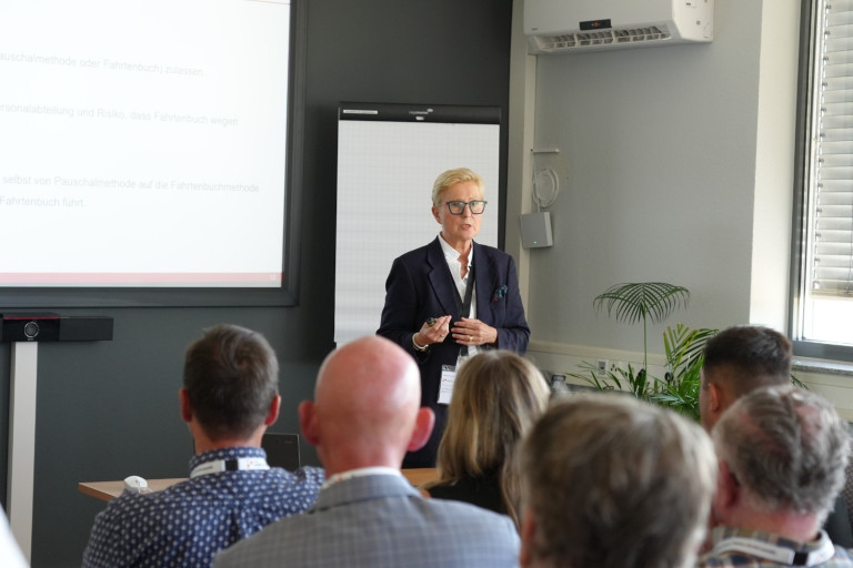 Vortrag und Diskussion beim Forum Mobility Work Präsentation bei Forum Mobility Work mit Teilnehmern im Konferenzraum