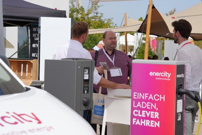 Forum Mobility Work 17: Networking und Elektromobilität am enercity-Stand Austausch auf dem Forum Mobility Work 17 am Stand von enercity mit Ladestation