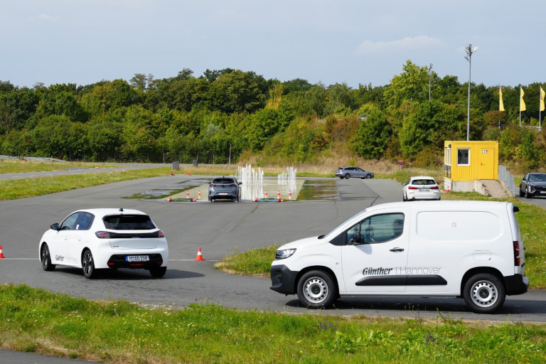 Forum Mobility Work 2023: Fahrtraining und Sicherheitsübungen auf dem Testgelände Fahrzeuge auf einem Testgelände beim Forum Mobility Work 2023, Fahrtraining mit Wasserhindernissen und Sicherheitsübungen