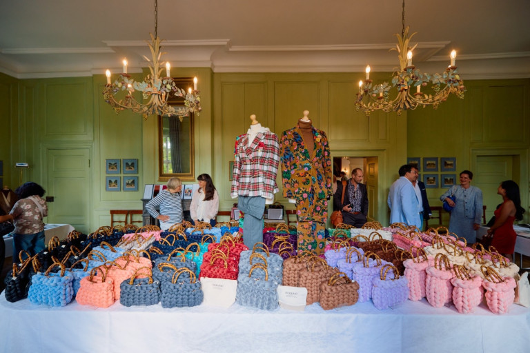 Herabag 2025 – Bunte handgefertigte Taschen auf der Ausstellung von Karsten Koch Herabag 2025 Kollektion auf Ausstellung von Karsten Koch, verschiedene handgefertigte Taschen in bunten Farben auf einem Tisch präsentiert