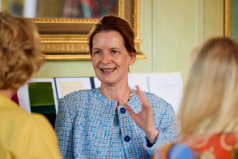 Herabag 2025 Event – Gesprächsszene fotografiert von Karsten Koch Frau im Gespräch bei einer Herabag 2025 Veranstaltung, aufgenommen von Karsten Koch