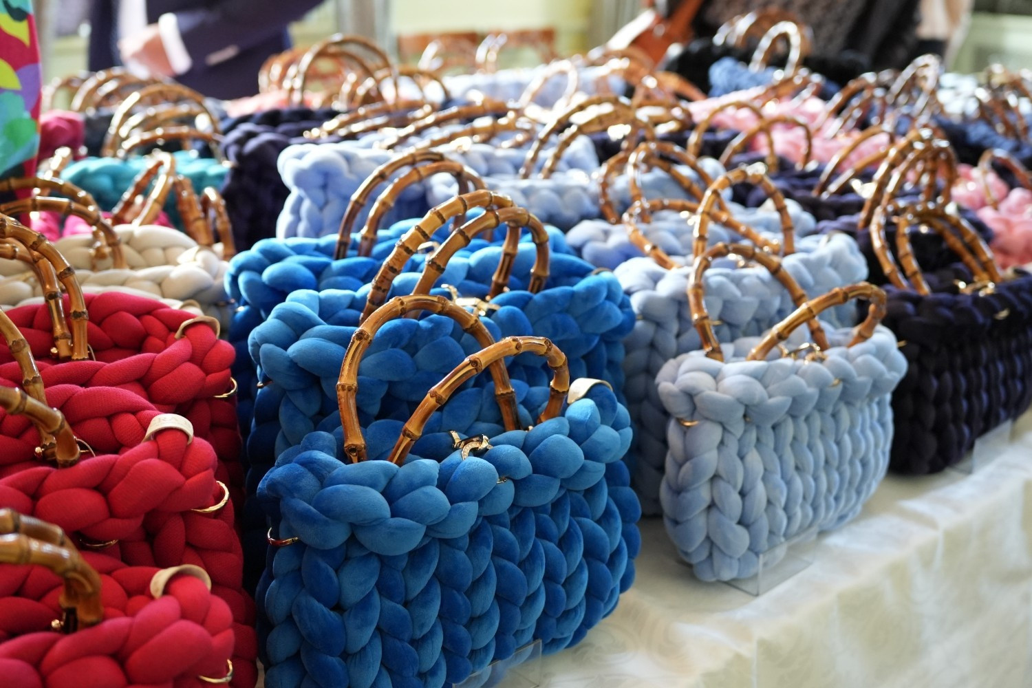 Herabag 2025 von Roksana Leonetti Nobilis – gestrickte Handtaschen mit Bambusgriffen in verschiedenen Farben