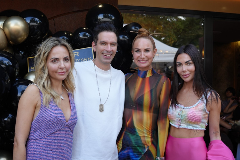 10 Jahre Tresor Jubiläum – Gruppenfoto mit Gästen bei der Feier Gruppenfoto bei der 10 Jahre Tresor Jubiläumsfeier mit festlich gekleideten Gästen vor schwarzer Ballon-Dekoration