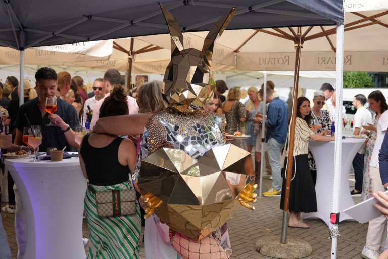 10 Jahre Tresor Jubiläum: Person mit goldener Hasenmaske auf der Feier Kostümierte Person mit goldener Hasenmaske auf dem 10 Jahre Tresor Event