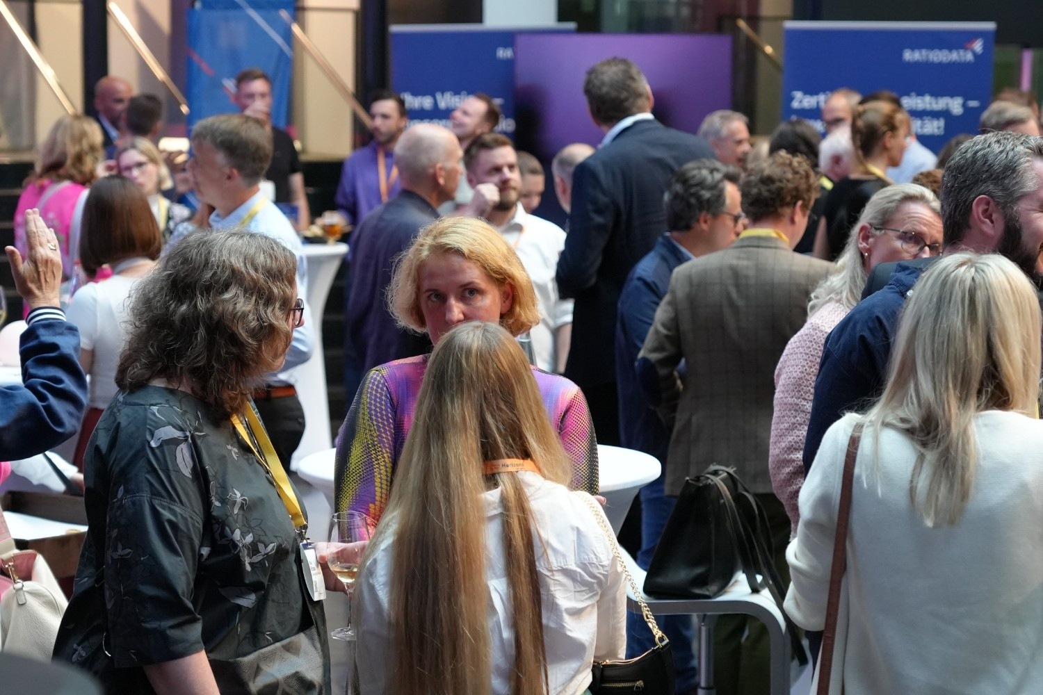 Opening Night des Horizons Events – Networking und Austausch unter den Gästen Gäste auf der Opening Night des Horizons Events bei einer Networking-Veranstaltung