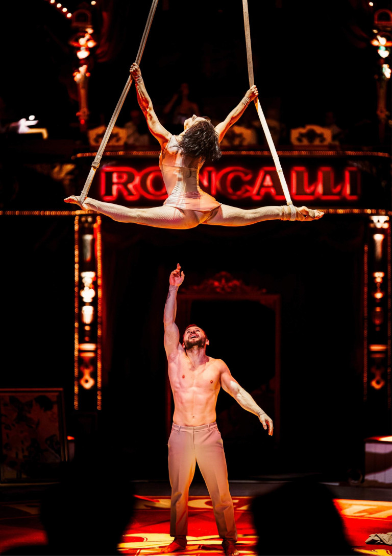 Akrobatik im Circus Roncalli – spektakuläre Showeinlage Artisten bei einer spektakulären Akrobatik-Show im Circus Roncalli
