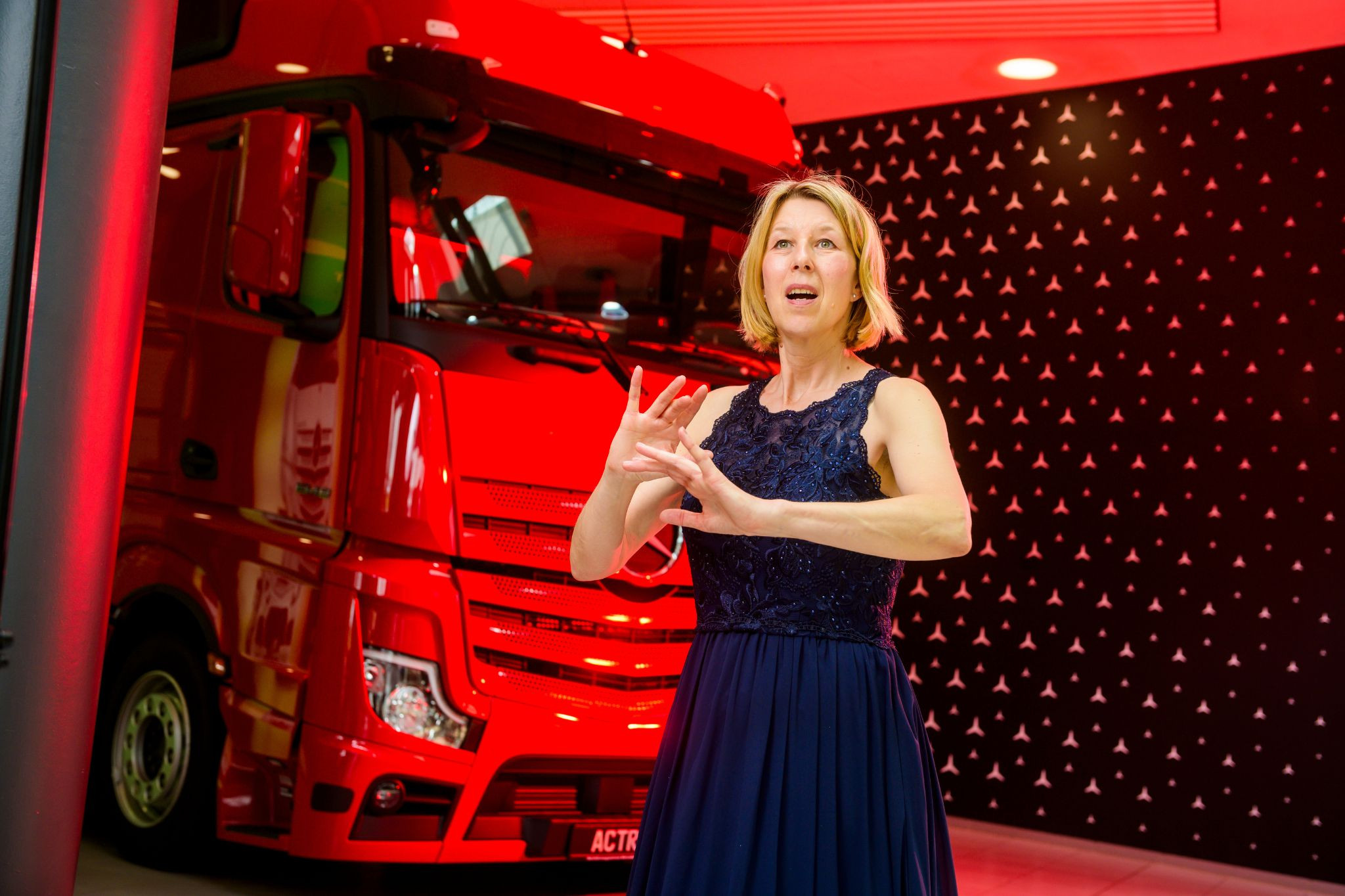 Fuhrparkmanagerin als Aufmacherbild vor rotem Lkw Fuhrparkmanagerin vor rotem Lkw als Aufmacherbild