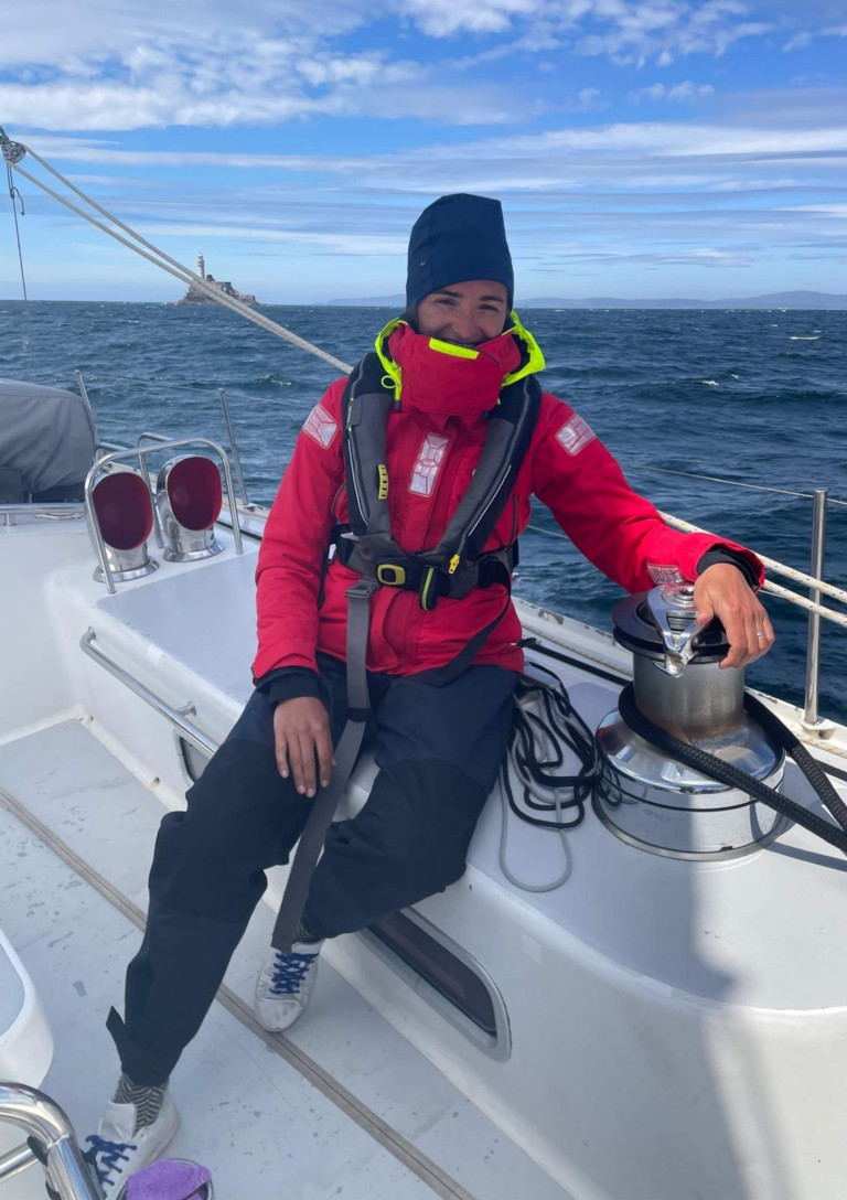 Aurelie Alemany beim Segeln auf einem Segelboot auf dem Meer