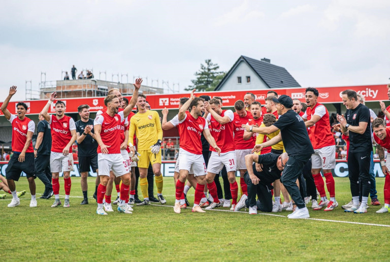 TSV Havelse Fußballmannschaft beim Jubel nach einem Spiel auf dem Spielfeld
