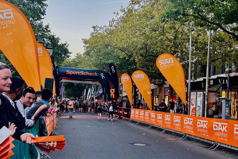 SportScheck Run – Startbereich mit DAK Gesundheit und Läufern Startbereich des SportScheck Run mit Läufern und DAK Gesundheit Werbung