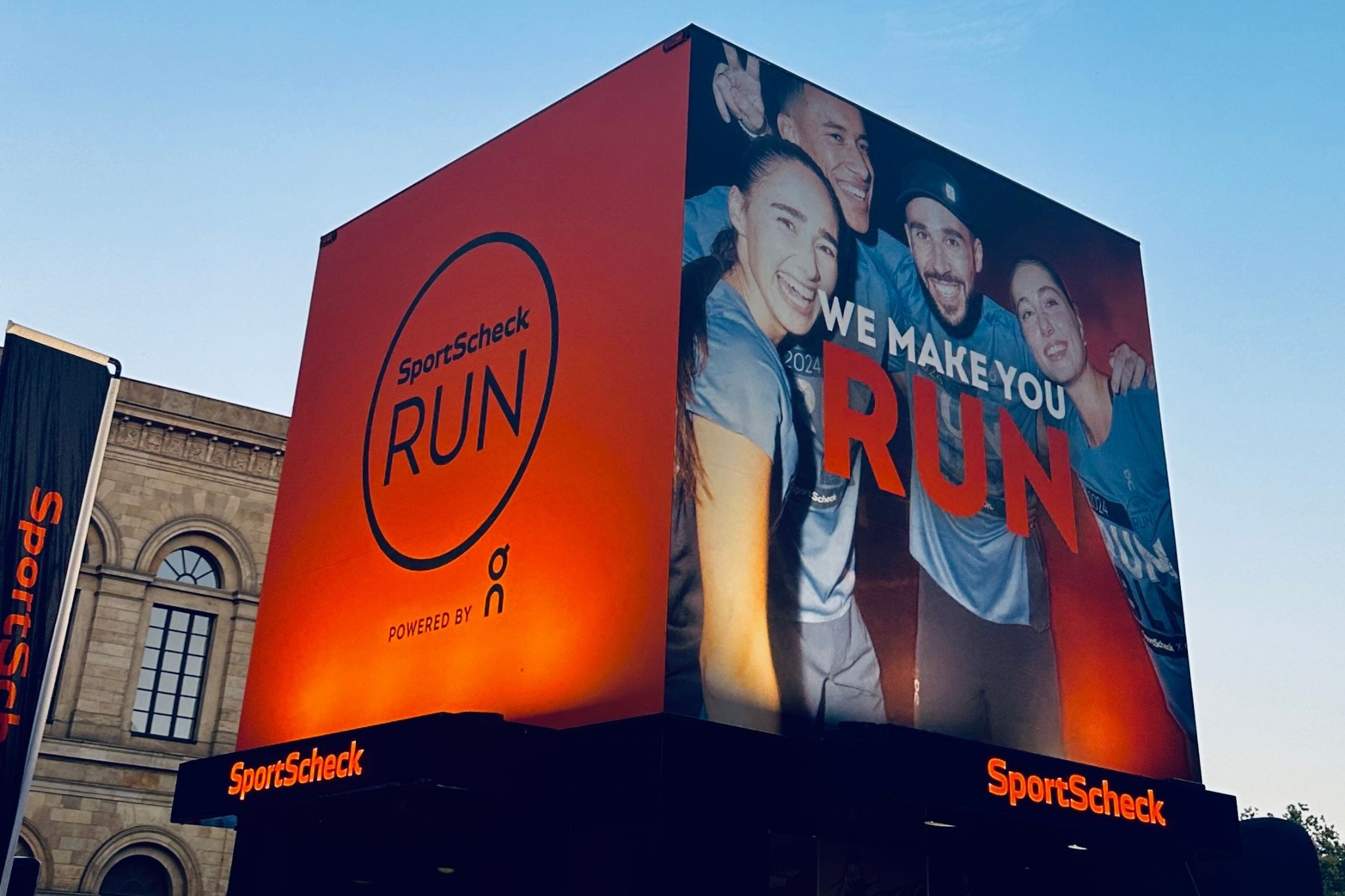 SportScheck Run – Werbeplakat für das Laufevent mit SportScheck Logo SportScheck Run Event Werbeplakat mit Läufern und SportScheck Logo