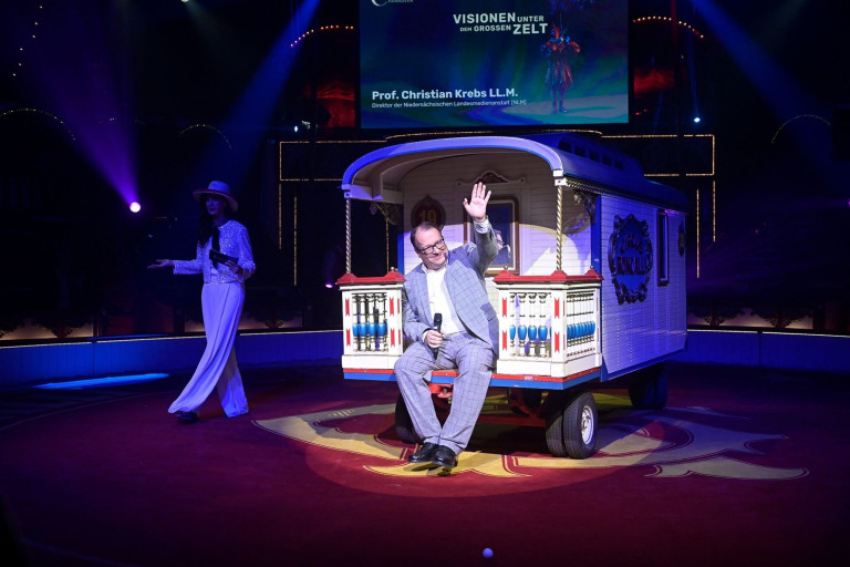 Prof. Christian Krebs bei einer Veranstaltung im Zirkus Roncalli unter dem Motto 'Visionen unter dem großen Zelt'