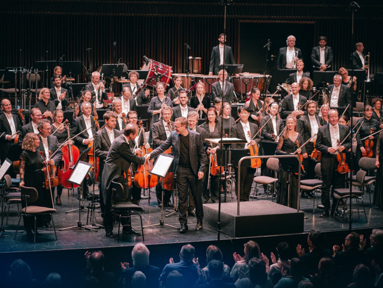 Komponist Johannes X. Schachtner präsentiert sein Auftragswerk „Artefakt“ bei der Jubiläumssaison der NDR Radiophilharmonie Johannes X. Schachtner, Komponist von „Artefakt“, bei der Vorstellung seines Auftragswerks für die NDR Radiophilharmonie