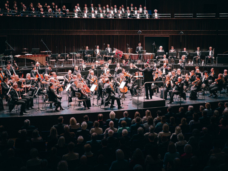 Rheinische Philharmonie live im HCC unter der Leitung von Peer Bothmer Konzert der Rheinischen Philharmonie im HCC mit Dirigent Peer Bothmer