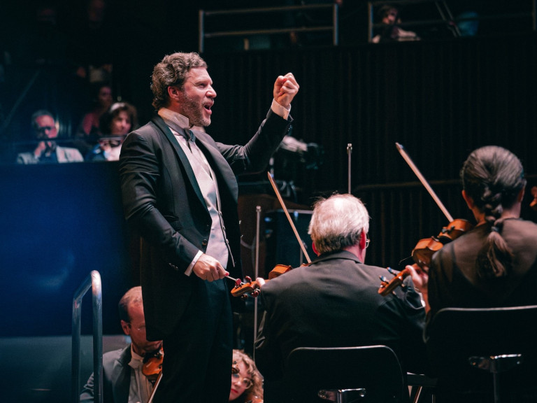 Peer Bothmer dirigiert RPH Freude im HCC – Konzertaufnahme Dirigent Peer Bothmer beim Konzert der RPH Freude im HCC