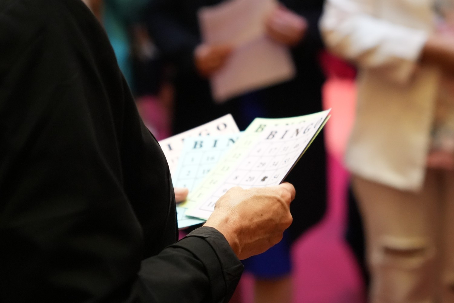 Bingospiel bei der Benefizgala der Niedergerke Stiftung 2025 Person hält Bingokarten bei der Benefizgala der Niedergerke Stiftung 2025