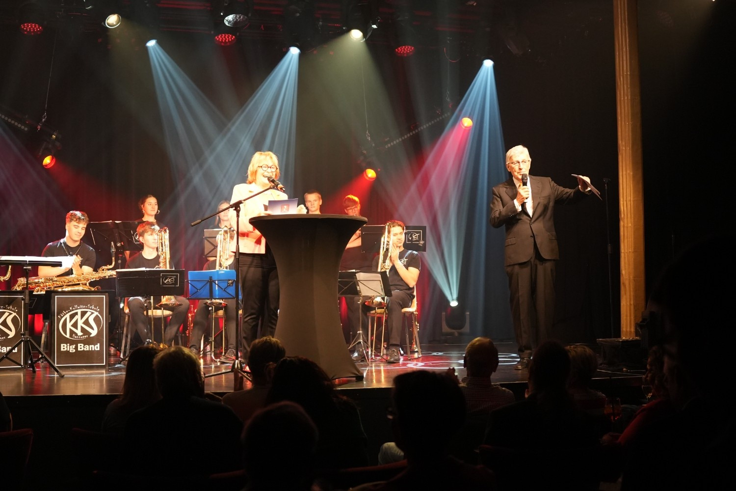 Benefizgala Niedergerke Stiftung 2025 – Musikauftritt und Moderation auf der Bühne Bühne bei der Benefizgala der Niedergerke Stiftung 2025 mit Musikern und Moderator