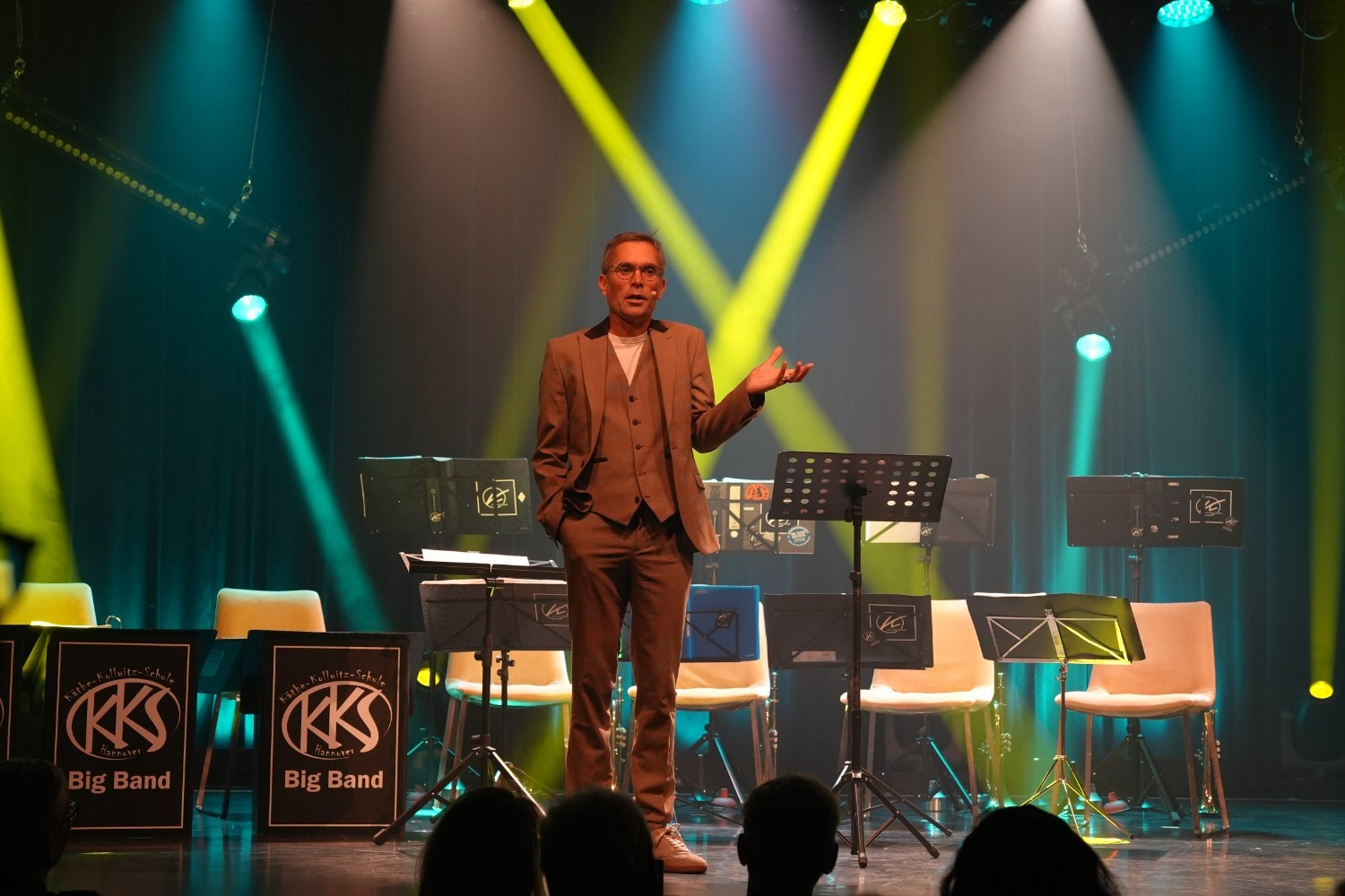 Benefizgala Niedergerke Stiftung 2025 – Moderator auf der Bühne mit KKS Big Band Moderator auf der Bühne bei der Benefizgala der Niedergerke Stiftung 2025 mit der KKS Big Band