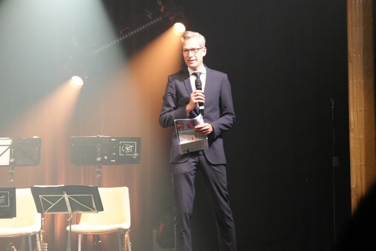 Moderator bei der Benefizgala der Niedergerke Stiftung 2025 auf der Bühne Moderator auf der Bühne bei der Benefizgala der Niedergerke Stiftung 2025