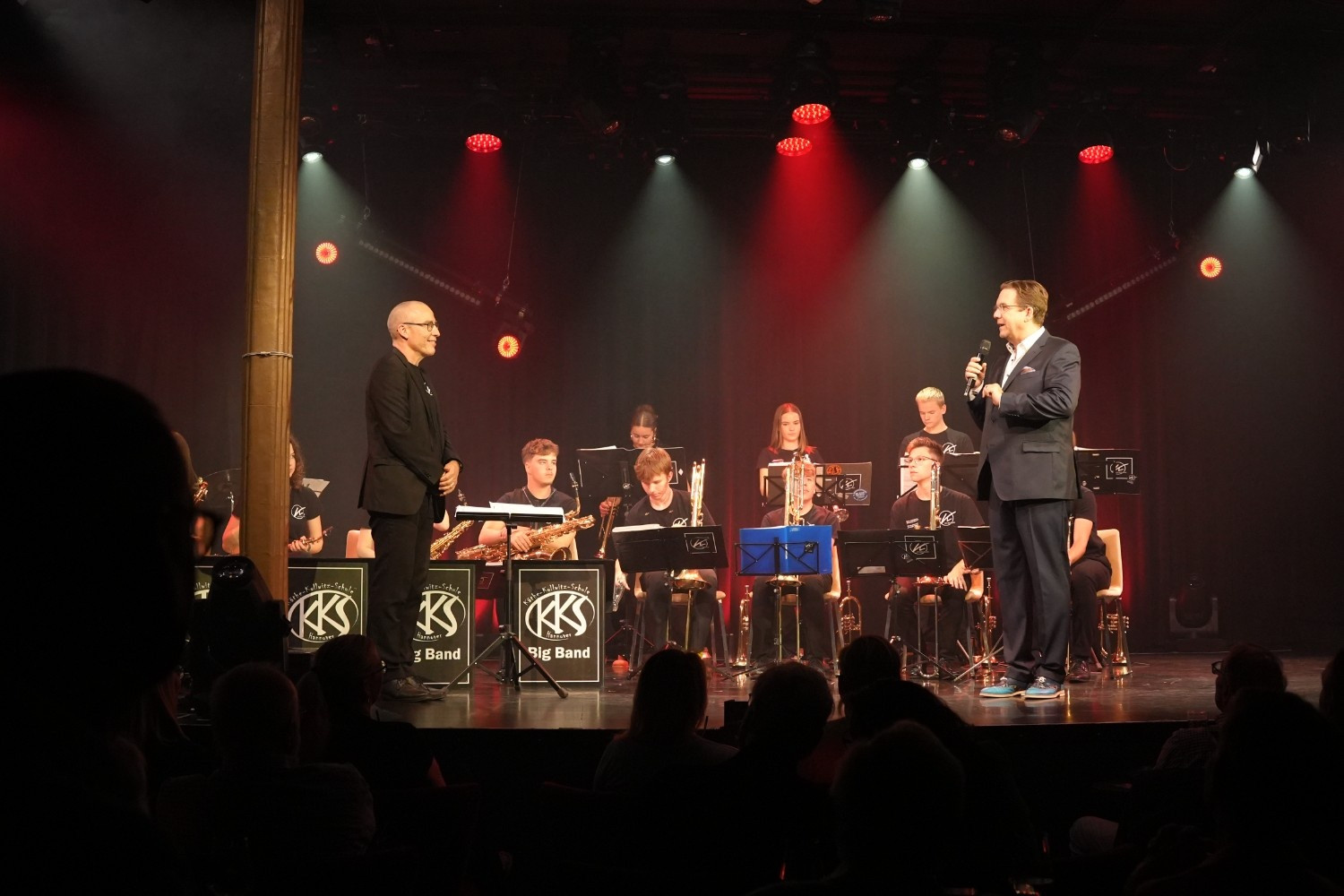 Benefizgala Niedergerke Stiftung 2025 – Big Band Auftritt auf der Bühne Bühnenauftritt bei der Benefizgala der Niedergerke Stiftung 2025 mit Big Band