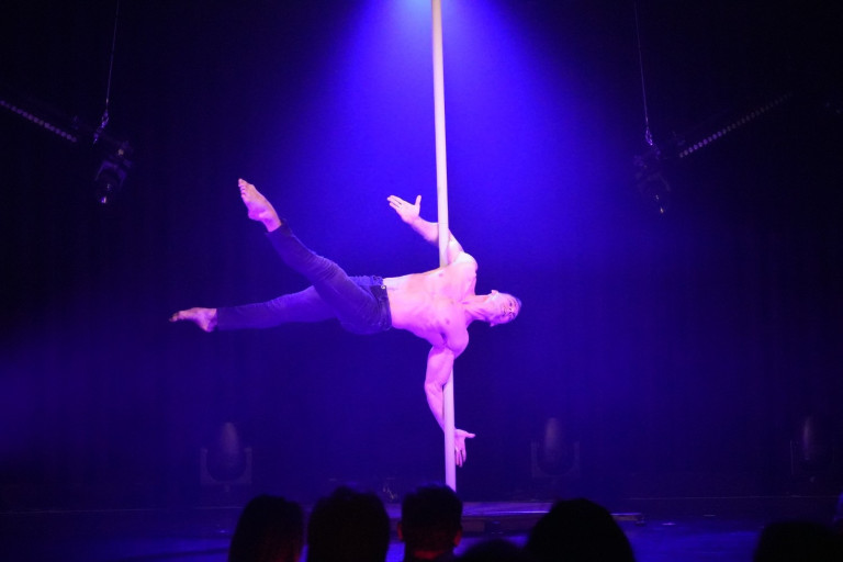 Akrobatik auf der Bühne bei der Benefizgala der Niedergerke Stiftung 2025/26 Akrobatik-Performance bei der Benefizgala der Niedergerke Stiftung 2025/26