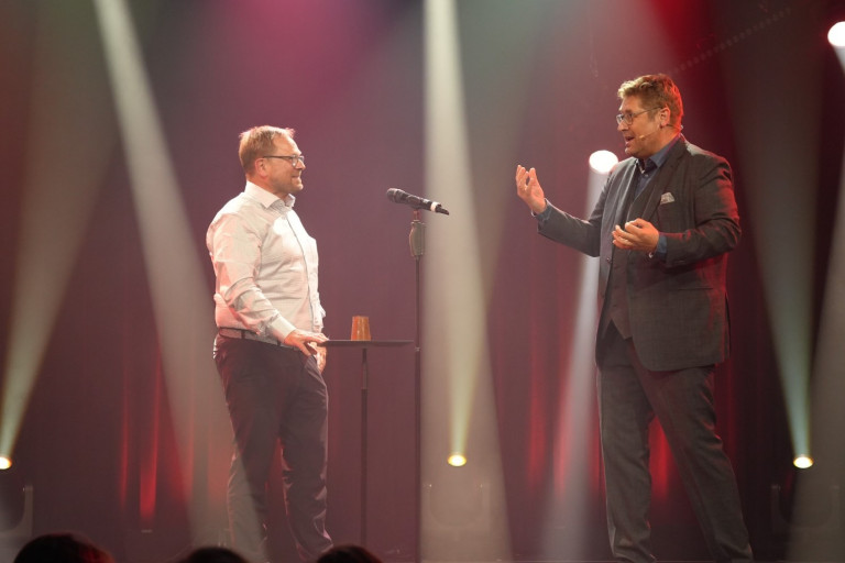 Benefizgala Niedergerke Stiftung 2025 – Bühnenauftritt mit zwei Männern Bühnenauftritt bei der Benefizgala der Niedergerke Stiftung 2025 mit zwei Männern am Mikrofon