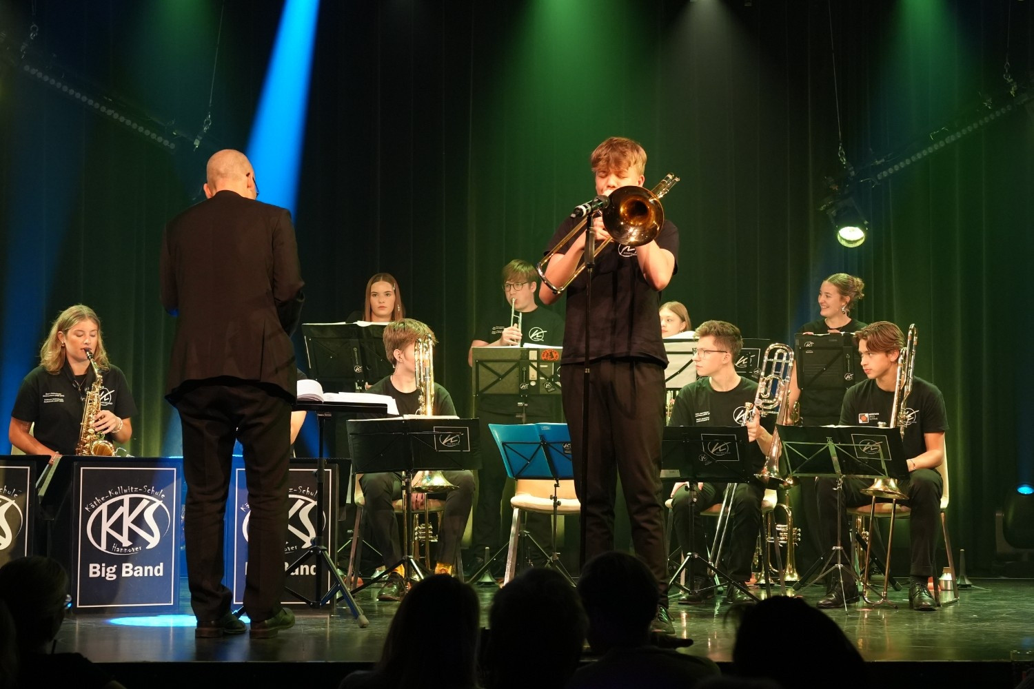 Benefizgala Niedergerke Stiftung 2025: Blasorchester live auf der Bühne Blasorchester-Auftritt bei der Benefizgala der Niedergerke Stiftung 2025