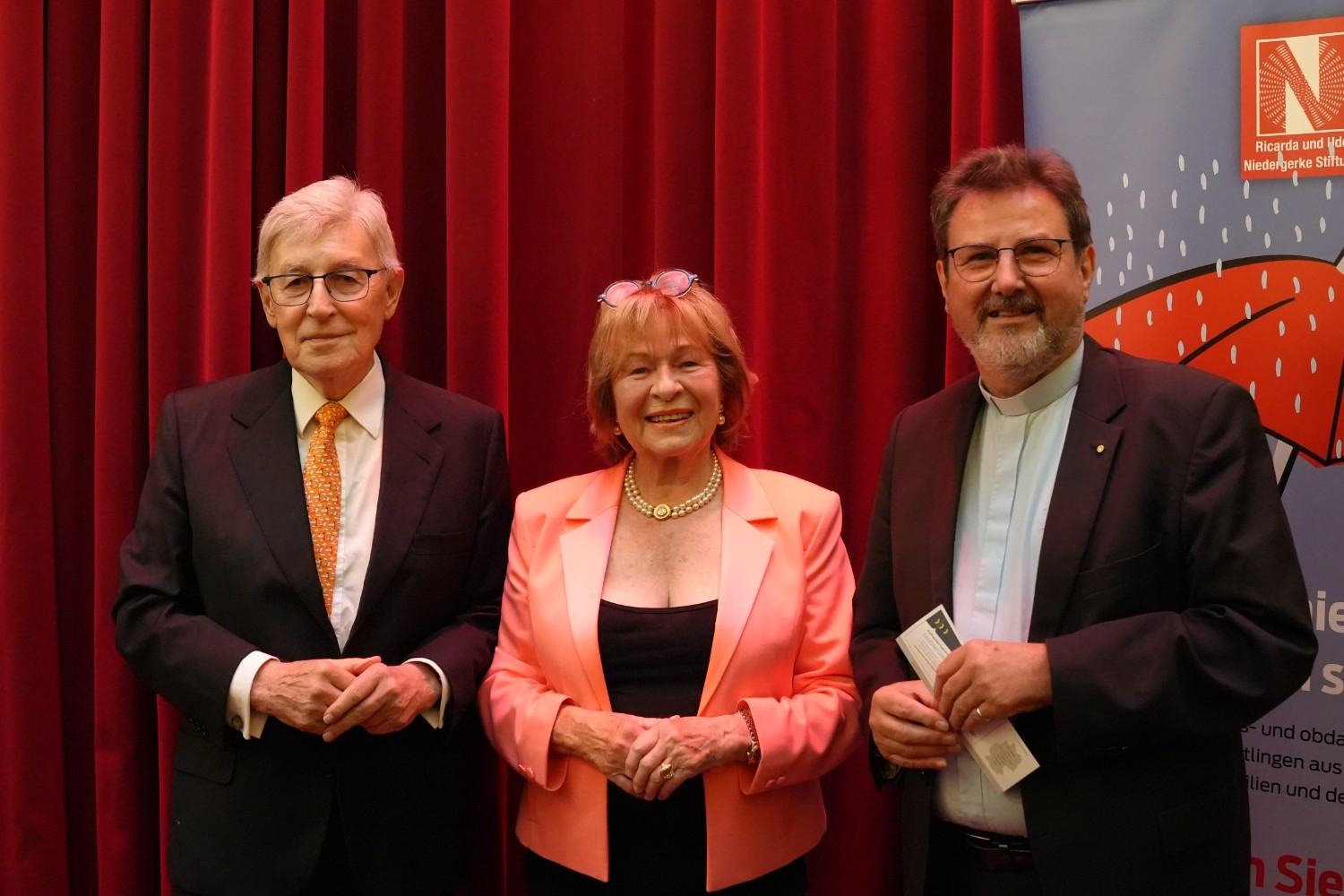 Benefizgala Niedergerke Stiftung 2025 – Gäste und Veranstaltung Gäste auf der Benefizgala der Niedergerke Stiftung 2025 vor rotem Vorhang