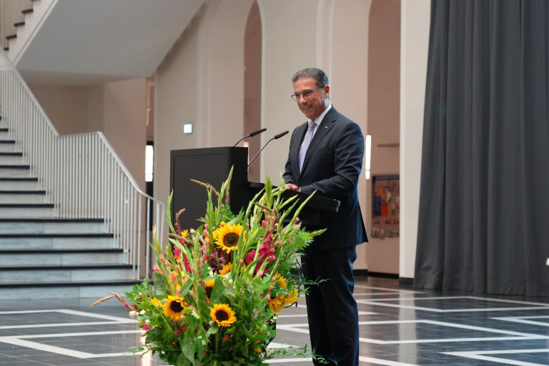 Redner am Podium bei der Verleihung der Karmarsch-Denkmünze 2025, festlicher Saal mit Blumenschmuck