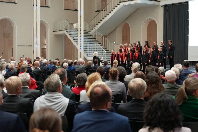 Verleihung der Karmarsch-Denkmünze 2025 mit Chorauftritt vor Publikum