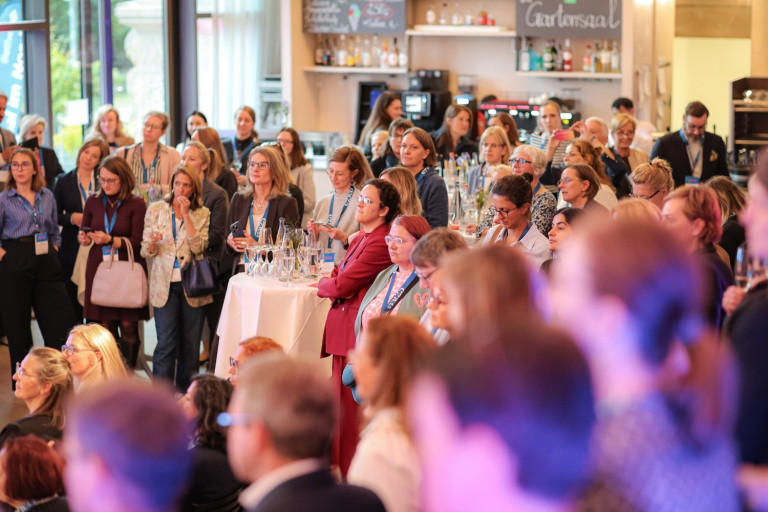 Netzwerktreffen oder Konferenz mit Teilnehmern bei fem25pierro 2023