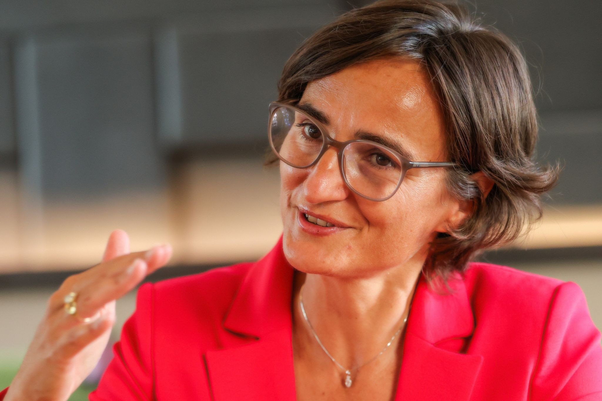 Aurelie im roten Blazer als Aufmacherbild