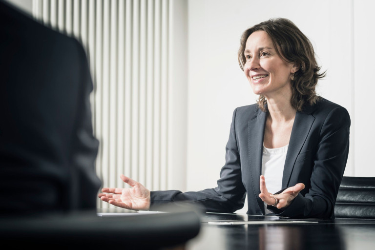 Sabine Jehner im Nachfolgegespräch im Büro