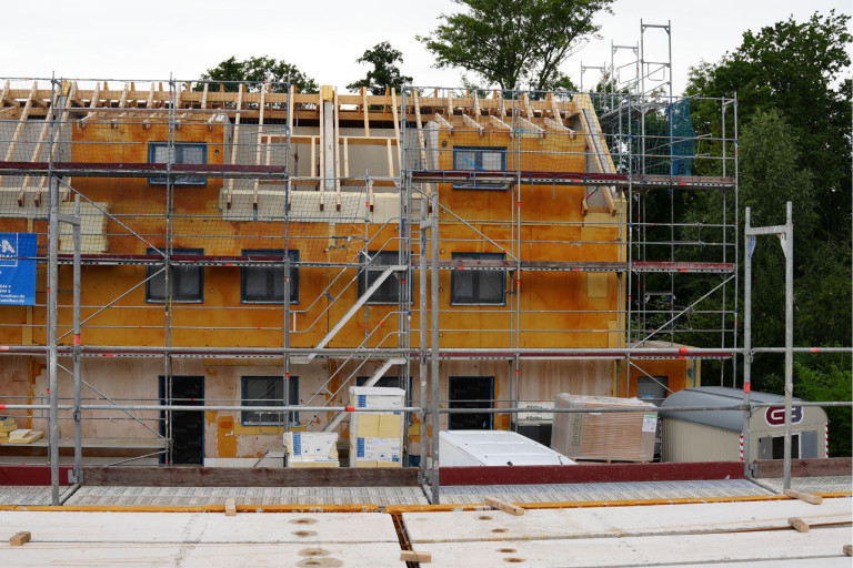 Haus im Bau mit Gerüst, möglicherweise Bauprojekt Mertesacker