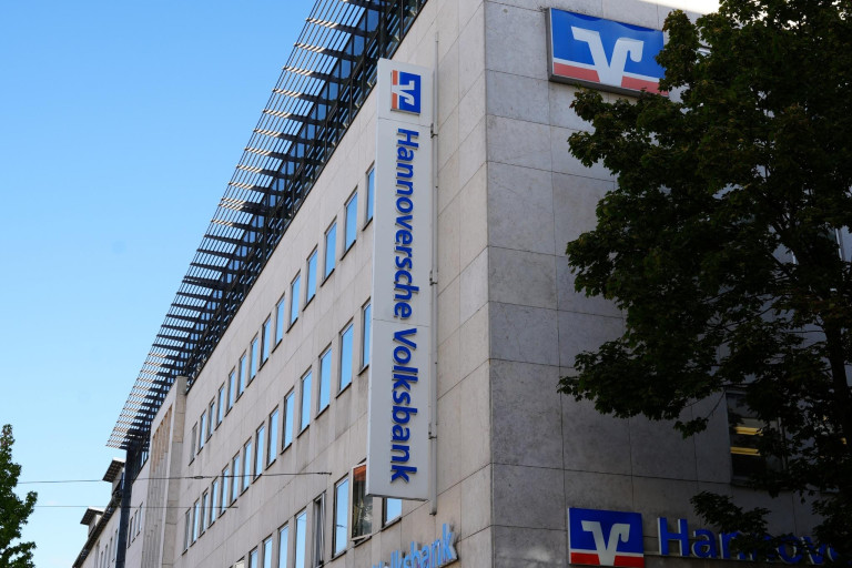 Gebäude der Hannoverschen Volksbank mit Logo in Hannover